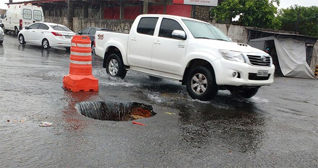 Chuva abriu buraco em meio ao asfalto no bairro do Alecrim, ana Zona Oeste de Natal (Foto: João Marcos )