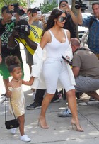 North West, filha de Kim Kardashian, usa bolsa de R$7,5 mil em passeio