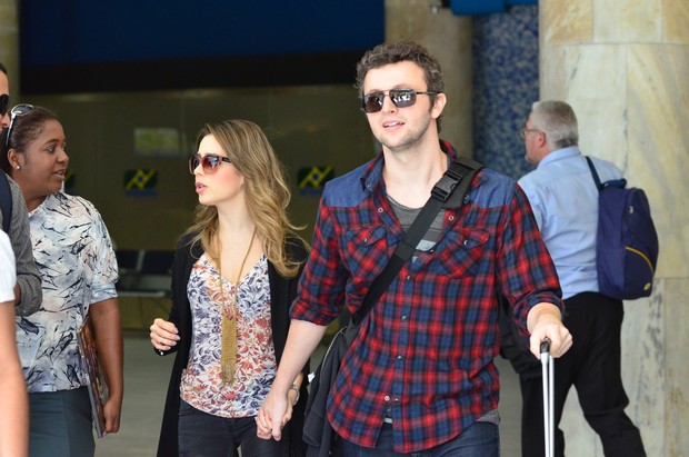 Sandy  e o marido, Lucas, no aeroporto (Foto: FotoRioNews / William Oda)