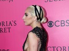 Lady Gaga aposta em decote cavado e por muito pouco não mostra demais