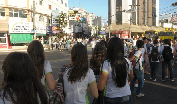 Alunos atravessaram a rua de mãos dadas, em protesto. (Foto: Vinicius Lordes/VC no ESTV)