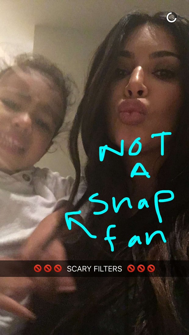 North West e Kim Kardashian (Foto: Reprodução/Snapchat)