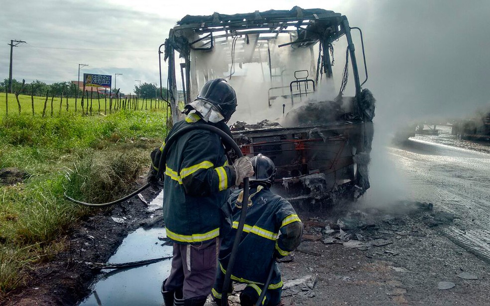 Ônibus pegou fogo na BR-101, em Conceição do Jacuípe (Foto: Corpo de Bombeiros Militar/ Divulgação)