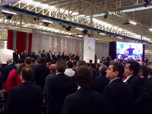 O presidente da Nissan, Carlos Ghosn, inaugura oficialmente a fábrica, junto com o governador do Rio, Luiz Fernando Pezão, e autoridades de Resende (Foto: Cristiane Cardoso/G1)