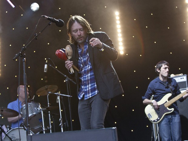 A banda Radiohead fez um show surpresa nesta sexta-feira (24) no megafestival Glastonbury, apresentando faixas do novo álbum, 'King of limbs' (Foto: Joel Ryan/AP)