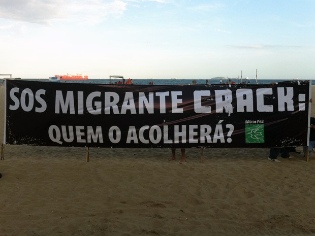 ONG Rio de Paz estende faixa contra o crack na Praia de Copacabana (Foto: Bernardo Tabak / G1)