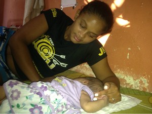 Natalícia acaricia a filha depois de sofrer com a troca das meninas (Foto: Bernardo Gravito/G1)