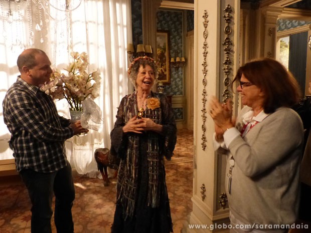No final da cena, a atriz ganhou mimos dos diretores da trama (Foto: TV Globo/ Saramandaia)