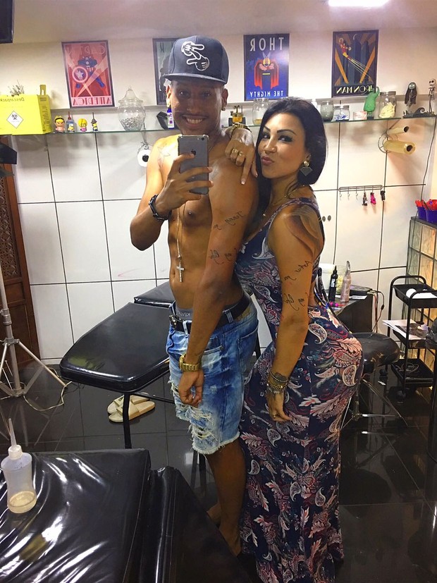 Artur Jesus e Jenny Miranda mostram as tatuagens (Foto: Vhassessoria/Divulgação)