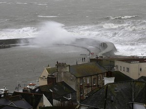 Forte temporal causa estragos em Lyme Regis, no sul da Inglaterra, nesta sexta-feira (14) (Foto: Reuters)