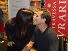 Malu Mader beija Tony Bellotto em lançamento de livro no Rio