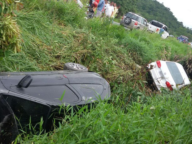 Carros pararam em vala na BR-232 após colisão (Foto: Reprodução / WhatsApp)