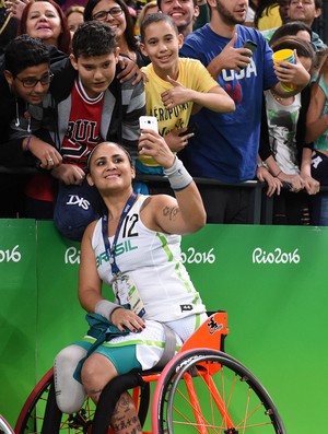 Lia Martins é tietada após vitória do Brasil sobre a Argentina no basquete em cadeira de rodas (Foto: André Durão)