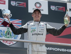 Gustavo Lima festeja sua primeira vitória na F-4 Inglesa neste domingo   (Foto: Jakob Ebrey)
