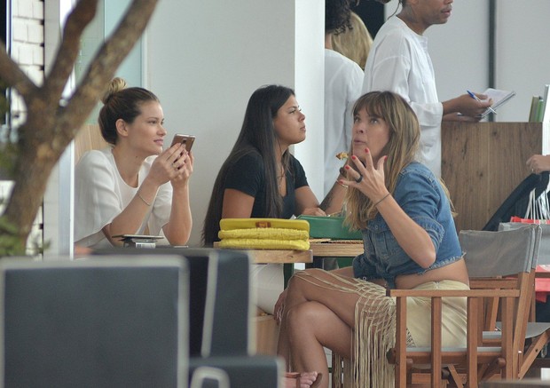 Letícia Birkheuer e Karen Junqueira almoçam juntas em shopping (Foto: William Oda/Agnews)