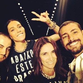 Cauã Reymond faz selfie com equipe no desfile da Ellus (Foto: Instagram / Reprodução)