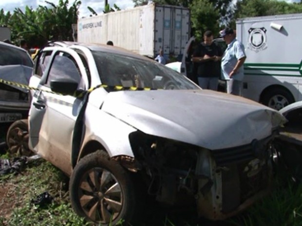 Com a batida, motorista do automóvel com placas de Nova Esperança do Sudoeste, de 57 anos, morreu na hora (Foto: Reprodução / RPC)