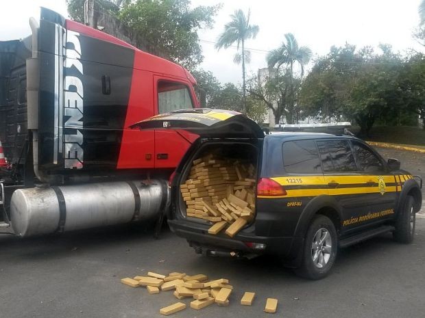 Carga de drogas foi localizada dentro de caminhão, em Registro, SP (Foto: Polícia Rodoviária Federal / Divulgação)