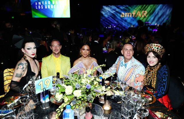 WEST HOLLYWOOD, CALIFORNIA - NOVEMBER 04: (L-R) Violet Chachki, Diplo, Anitta, Honoree Jeremy Scott, and Rosson Crow attend the amfAR Gala Los Angeles 2021 honoring TikTok and Jeremy Scott at Pacific Design Center on November 04, 2021 in West Hollywood, C (Foto: Getty Images for amfAR)