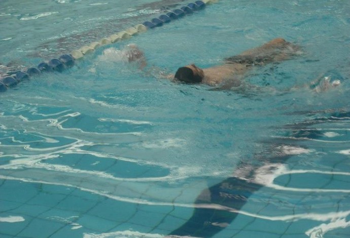 Descrição da imagem: Igor Alex na época em que ainda fazia natação, dentro da piscina (Foto: Reprodução / Facebook)