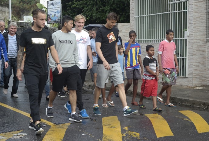Jogadores da seleção da Austrália passearam por bairro de Vitória nesta sexta (Foto: Richard Pinheiro/GloboEsporte.com)