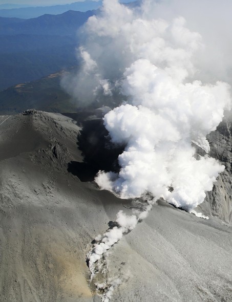 Fumaça branca e cinzas continuam saindo do vulcão Monte Ontake, no centro do Japão. O vulcão entrou em erupção no sábado. Mais de 30 pessoas morreram