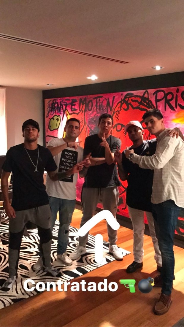 Neymar com os amigos em comemoração (Foto: Reprodução/Instagram)
