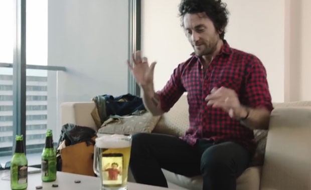 Mark mergulha o novo iPhone 6 em jarra de cerveja  (Foto: Reprodução/YouTube/Reviveaphone)
