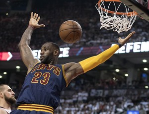 LeBron faz a enterrada na vitória dos Cavaliers sobre os Raptors fora de casa (Foto: Reuters)