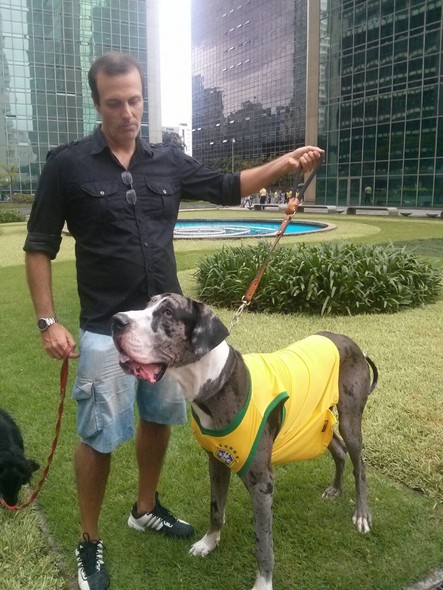 Antonio Roberto, funcionário do Tribunal Regional, veio do Tatuapé para a manifestação e trouxe os cachorros com ele. Não acredita no impeachment de Dilma