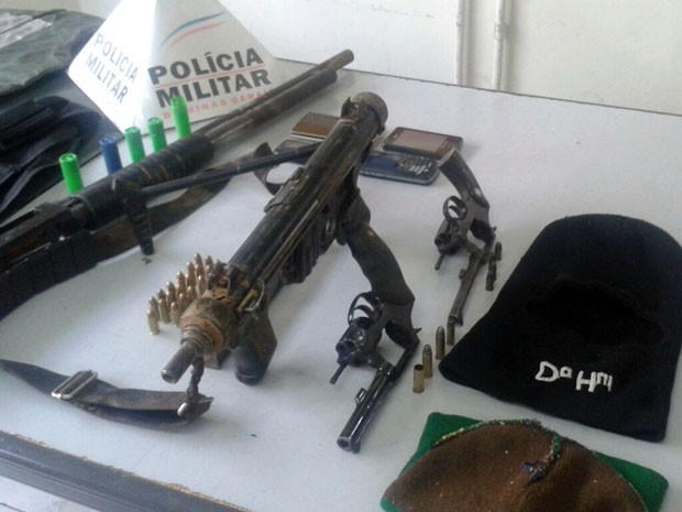 Armamento pesado foi encontrado com suspeitos de ataques a caixas em Andradas (Foto: Marcelo Rodrigues / EPTV)
