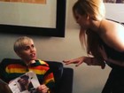 Miley Cyrus e Avril Lavigne simulam briga em vídeo