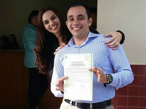 Letícia e Adrian mostram o comprovante do casamento no civil (Foto: Arquivo Pessoal)