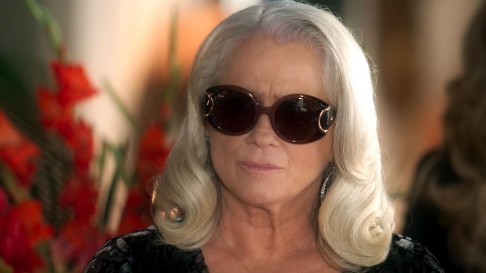 Cara de pau, Mág vai ao velório de Fausto (Foto: TV Globo)