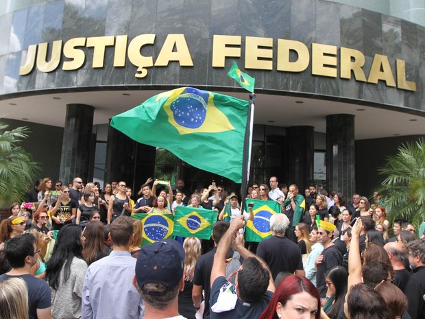 Membros da Associação Paranaense dos Juízes Federais (Apajufe) fizeram um pronunciamento em frente ao prédio da Justiça Federal do Paraná, no bairro Ahú, a favor da democracia e do Poder Judiciário Independente (Foto: Franklin Freitas/AGB/Estadão Conteúdo)