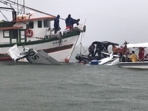 Resgate do avião no mar de Paraty, RJ (Foto: Marcos Landim/TV Rio Sul)