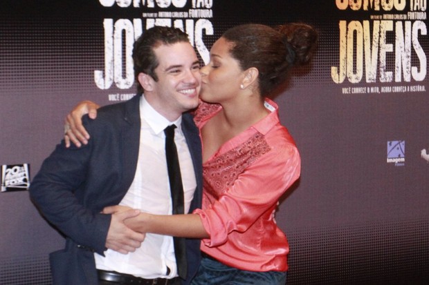 Juliana Alves e Thiago Mendonça na pré-estreia de "Somos tão Jovens" (Foto: Isac Luz / EGO)