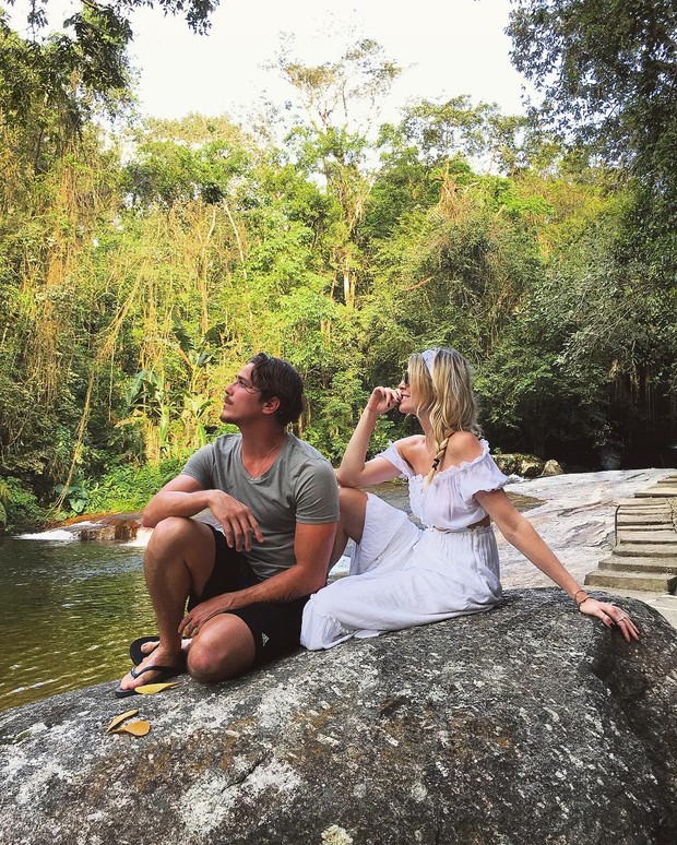 Julia Faria posa em cachoeira com Rômulo Neto (Foto: Reprodução/Instagram)