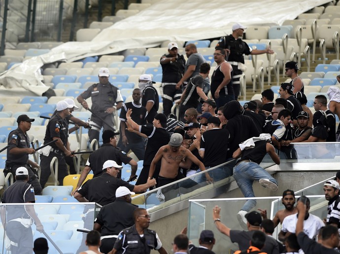 Confusão torcida Corinthians, no Maracanã (Foto: André Durão) Confusão torcida Corinthians, no Maracanã (Foto: André Durão)