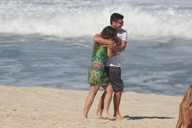 EGO Bruno Gissoni grava cena de beijo com Polliana Aleixo em praia do Rio notícias de Famosos