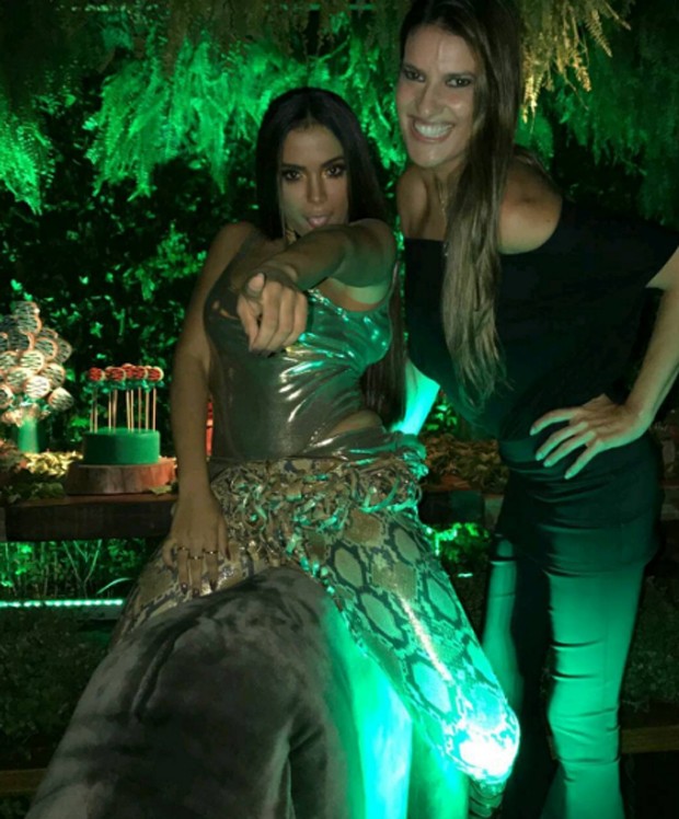 Anitta e a decoradora da festa, Andréa Guimarães (Foto: Reprodução/Instagram)
