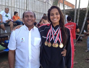 Ao lado do treinador Pepe, Sarah Corrêa, atleta que obteve o maior número de medalhas para a natação de Prudente (Foto: João Paulo Tilio / Globoesporte.com)