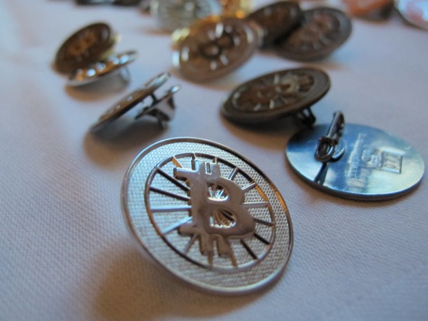 Broches com o símbolo do bitcoin na Alemanha (Foto: AP)