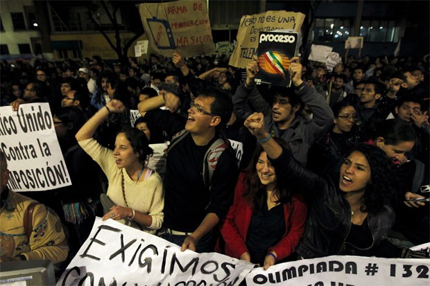 Manifestantes fazem bloqueio simbólico na frente da TV mexicana Televisa (Foto: Reuters)