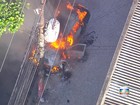 Carro pega fogo em calçada no Subúrbio do Rio