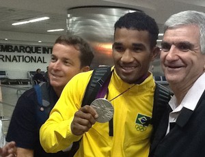 Esquiva Falcão chegada São Paulo (Foto: André Hernan / SporTV)