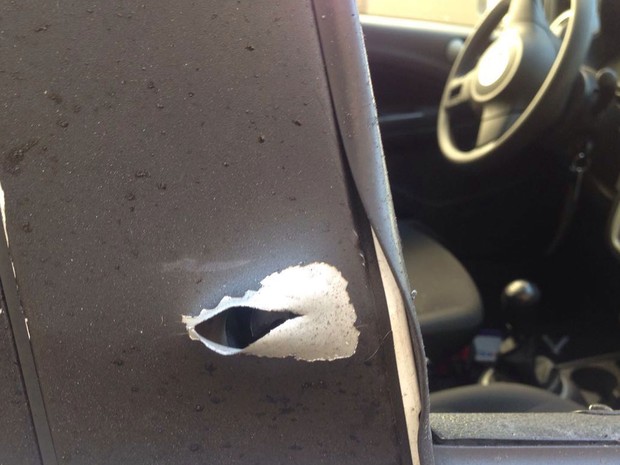 Carro com marca de tiro de fuzil disparado durante ação de bandidos contra a sede da Protege (Foto: Glauco Araújo/G1) Carro com marca de tiro de fuzil disparado durante ação de bandidos contra a sede da Protege (Foto: Glauco Araújo/G1)