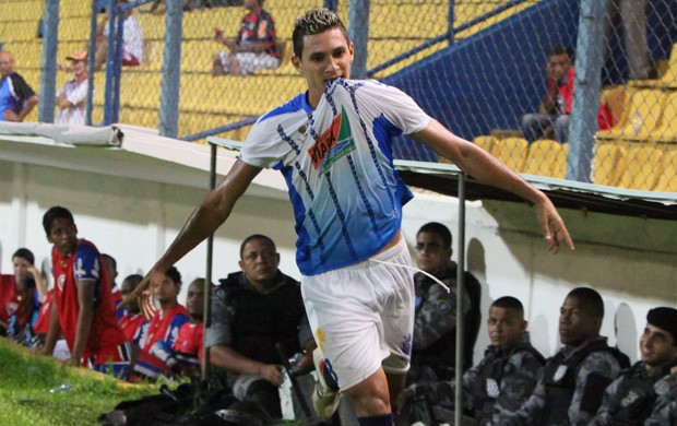 Rogério marcou três gols para o Viana (Foto: De Jesus/ O Estado)