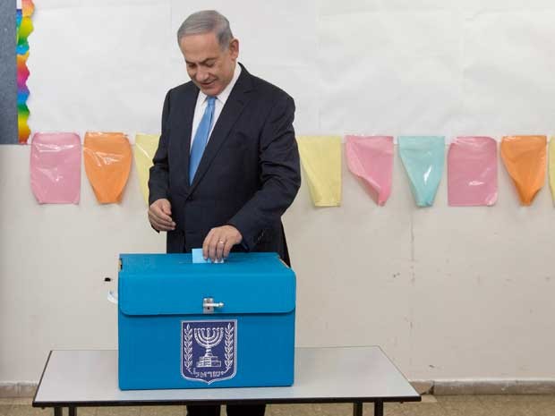 O primeiro-ministro de Israel, Benjamin Netanyahu, vota nas eleições parlamentares em Jerusalém. (Foto: Sebastian Scheiner / Pool / AP Photo) O primeiro-ministro de Israel, Benjamin Netanyahu, vota nas eleições parlamentares em Jerusalém. (Foto: Sebastian Scheiner / Pool / AP Photo)