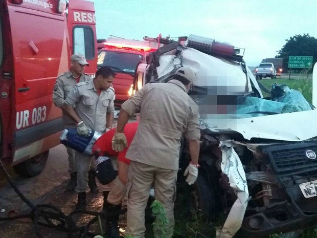 Acidente entre ambulância e carreta de Cacoal, RO (Foto: Reprodução/Facebook) Acidente entre ambulância e carreta de Cacoal, RO (Foto: Reprodução/Facebook)